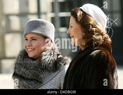 Königin Silvia von Sweden (R) begrüßt Großherzogin Maria Teresa von Luxemburg (L), Stockholm, Schweden, 15. April 2008. Der Großherzog und die Herzogin von Luxemburg sind auf einem dreitägigen Staatsbesuch in Schweden. Foto: Albert Nieboer (Niederlande) Stockfoto