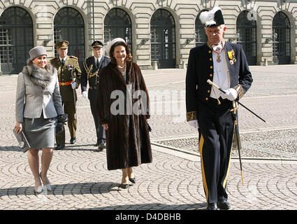 Königin Silvia von Sweden (C) begrüßt Großherzogin Maria Teresa von Luxemburg (L), Stockholm, Schweden, 15. April 2008. Der Großherzog und die Herzogin von Luxemburg sind auf einem dreitägigen Staatsbesuch in Schweden. Foto: Albert Nieboer (Niederlande) Stockfoto