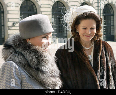 Königin Silvia von Sweden (R) begrüßt Großherzogin Maria Teresa von Luxemburg (L), Stockholm, Schweden, 15. April 2008. Der Großherzog und die Herzogin von Luxemburg sind auf einem dreitägigen Staatsbesuch in Schweden. Foto: Albert Nieboer (Niederlande) Stockfoto
