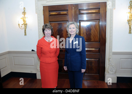 Außenministerin Clinton posiert für ein Foto mit hoher Vertreter der EU, Ashton Stockfoto