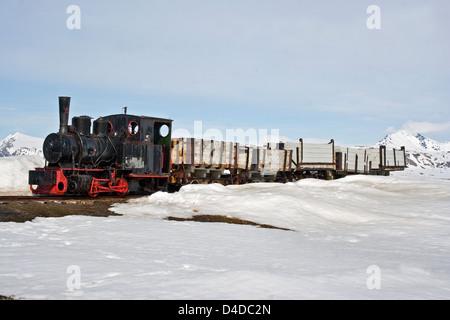 Verlassene Dampfzug, die einst für den Transport von Kohle aus dem Bergwerk in Ny Alesund, Spitzbergen Stockfoto