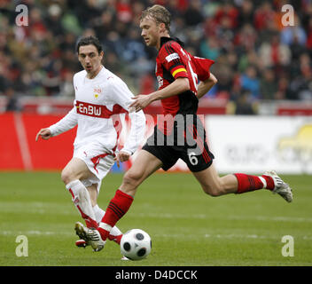 Leverkusens Simon Rolfes (R) steht gegen die Stuttgarter Roberto Hilbert (L) in das Bundesligaspiel Bayer 04 Leverkusen V VfB Stuttgart im Stadion BayArena Leverkusen, Deutschland, 13. April 2008. Leverkusen besiegt Stuttgart 3: 0. Foto: Franz-Peter Tschauner Stockfoto