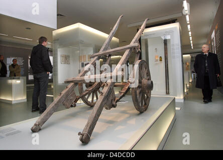 Besucher schauen Sie sich eine neue Dauerausstellung in der KZ-Gedenkstätte Sachsenhausen bei Oranienburg, Deutschland, 16. April 2008. Die neue Ausstellung "Das Konzentrationslager Sachsenhausen 1936-1945. Gartencharakters Und Entwicklungen "(" Konzentration Lager Sachsenhausen 1936-1945. Ereignisse und Entwicklungen) präsentieren 51 wichtige Ereignisse aus der Geschichte des Lagers werden Stockfoto