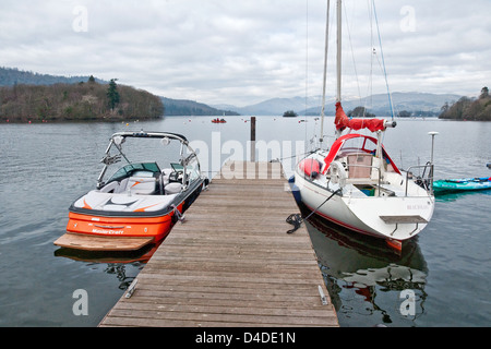 Boote vertäut an der öffentlichen Anlegestelle in Bowness, Windermere, an einem bewölkten Spätwinter-Tag Stockfoto
