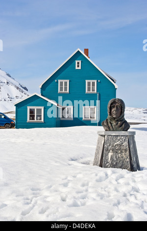 Büste des Explorer Roald Amundsen und typischen bunten Unterkunft Gebäude in Ny Alesund, Sptizbergen, Svalbard. Stockfoto