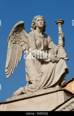 Italien, Latium, Rom, San Rocco Kirche, Detail Fassade, Engelsstatue Stockfoto