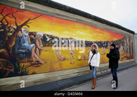 DEUTSCHLAND, Berlin, Touristen eine der East-Side-Gallery, Kunstströmungen von Henry Schmidt Stockfoto