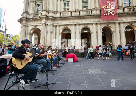 Band unterhaltsam Shopper in der Bourke Street Mall. Melbourne, Victoria, Australien Stockfoto