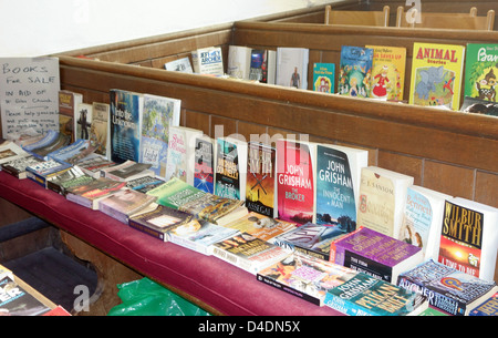 Bücher zum Verkauf auf Bänke in der Kirche in Somerset, England Stockfoto