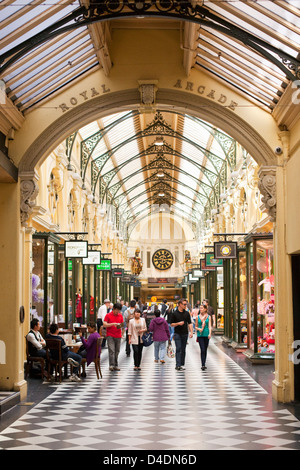 Shopper im historischen Royal Arcade - ein Erbe Einkaufspassage im Zentrum Stadt. Melbourne, Victoria, Australien Stockfoto