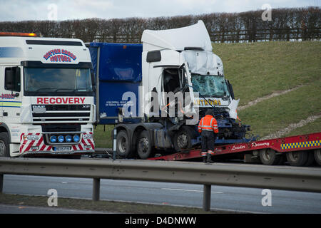 12. März 2013. A130, Rettendon, Essex. Über 1115hrs ereignete sich heute eine Kollision mit zwei großen LKW. Leider starb der Fahrer ein Fahrzeug vor Ort. Schwere Kollision Essex Polizeieinheit untersuchen den Vorfall. Das Fahrzeug wird zur weiteren Untersuchung gewonnen. Stockfoto