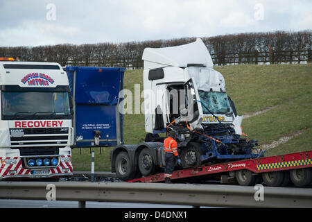 12. März 2013. A130, Rettendon, Essex. Über 1115hrs ereignete sich heute eine Kollision mit zwei großen LKW. Leider starb der Fahrer ein Fahrzeug vor Ort. Schwere Kollision Essex Polizeieinheit untersuchen den Vorfall. Das Fahrzeug wird zur weiteren Untersuchung gewonnen. Stockfoto