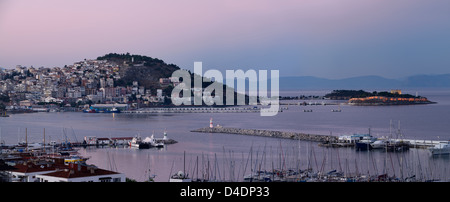 Panorama der Hafen Kusadasi Türkei und Pigeon Island mit Guvercin Adasi vor Sonnenaufgang am Meer Vitoschagebirge Stockfoto