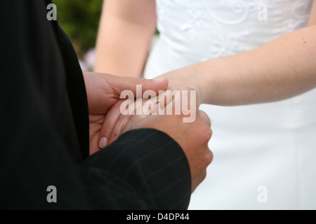 Putting Trauring Braut Bräutigam Stockfoto