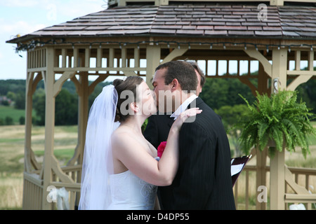 Braut und Bräutigam küssen Stockfoto