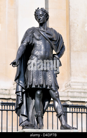 London, England, Vereinigtes Königreich. Statue (von Grindling Gibbons, 1868) von König James II (1633-1701) auf dem Trafalgar Square. Stockfoto