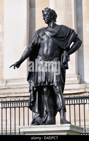 London, England, Vereinigtes Königreich. Statue (von Grindling Gibbons, 1868) von König James II (1633-1701) auf dem Trafalgar Square. Stockfoto