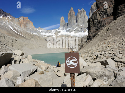 Kein Schwimmen in den Gletschersee. Die Granit-Türme der Torres del Paine von Westen betrachtet über den Torres-Gletscher. Stockfoto