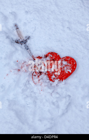 ein Schnee-bedeckten Herz mit einem Dolch und Blut Stockfoto
