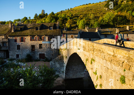 Walker in der Abend Sonne der Brücke in le Pont de Montvert auf die Robert Louis Stevenson Trail Lozère, Frankreich Stockfoto