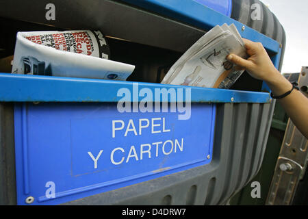 (Dpa-Datei) - die Datei Bild vom 8. Oktober 2007 zeigt eine Frau, die Entsorgung von Alter Zeitungen in einem recycelbare Papier Lagerplatz in Roquetas de Mar, Spanien. Foto: Bodo Marks Stockfoto