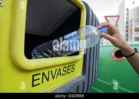 (Dpa-Datei) - die Datei Bild vom 8. Oktober 2007 zeigt eine Frau, die Entsorgung einer Plastikflasche in einem recycling-Container in Roquetas de Mar, Spanien. Foto: Bodo Marks Stockfoto