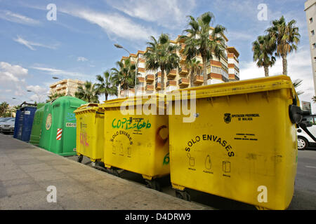 (Dpa Datei) - die Datei Bild datiert 18. Oktober 2007 zeigt recycling Container in Torrox, Südspanien. Foto: Bodo Marks Stockfoto