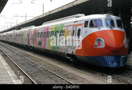 Ein bunt bemalten TrenOK Zug der italienischen staatlichen Eisenbahngesellschaft Trenitalia kommt an einer Station in Rom, Italien, 1. Februar 2008. Foto: Lars Halbauer Stockfoto