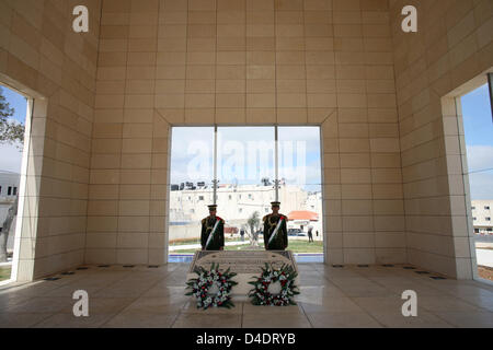 Innenansicht des Mausoleums von Yasser Arafat mit der Ehrengarde in Ramallah, Palästinensische Autonomiegebiete, 27. Februar 2008. Yasser Arafat, auch bezeichnet als "Abu Ammar", diente als Vorsitzender von der Palästinensischen Befreiungsorganisation (PLO) seit Jahrzehnten und als Präsident der palästinensischen Autonomiebehörde (PA), bevor er im Alter von 75 auf 11. November 2004 in Paris, F starb Stockfoto