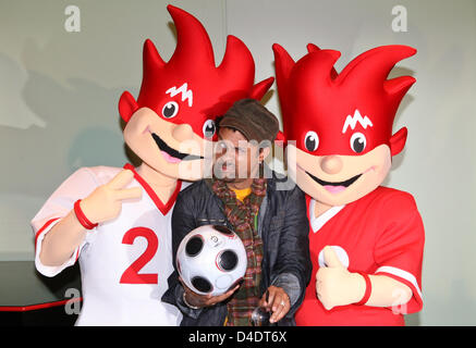 Jamaican geboren Reggae-Sänger Shaggy (C) posiert mit Trix (L) und Flix (R), dem offiziellen Maskottchen für die UEFA Euro 2008 im Rahmen eines Empfangs in der österreichischen Botschaft, Berlin, Deutschland, 21. April 2008. Shaggy präsentiert den offiziellen Song "Fühlen The Rush" auf die UEFA Euro 2008 veranstaltet von Österreich und der Schweiz bei der Botschaft. Foto: Soeren Stache Stockfoto