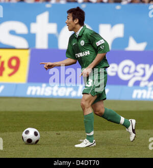 Wolfsburgs Makoto Hasebe steuert den Ball in der Bundesliga Spiel 1. FC Nurmberg V VfL Wolfsburg im EasyCredit-Stadion Nürnberg, Deutschland, 20. April 2008. Nürnberg, brachte die verzweifelt Neede drei Punkte nach Hause und gewann das Spiel mit 1: 0. Foto: Daniel Karmann Stockfoto