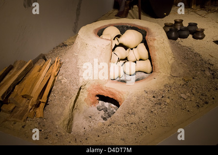 Traditionellen Ofen mit Tontöpfe in das ungarische Nationalmuseum, Budapest, Ungarn. Stockfoto