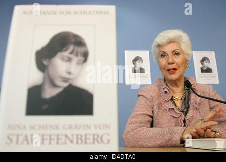 Konstanze von Schulthess Autor präsentiert ihr Buch über das Leben ihrer Mutter Nina Schenk Gräfin von Stauffenberg mit dem Titel "Nina Schenk Gräfin von Stauffenberg" in Berlin, Deutschland, 22. April 2008. Konstanze von Schulthess ist die jüngste Tochter des erfolglosen Hitler-Attentäter Claus Schenk Graf von Stauffenberg und Nina Schenk Gräfin von Stauffenberg. Sie war im Gefängnis, wo geboren. Stockfoto