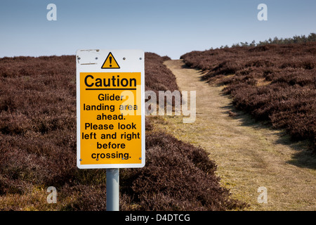 Warnschild für tief fliegende Segelflugzeuge auf der Spitze des Long Mynd, in der Nähe des Midland Gliding Club, Church Stretton, Shropshire Stockfoto