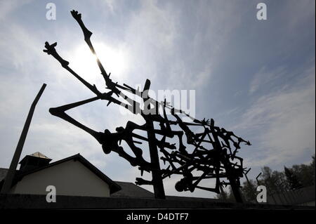 Das Denkmal für die wehrlosen Opfer des nationalsozialistischen Terrors vom jugoslawischen Bildhauer Glid Nandor Picturerd im Gegenlicht auf das ehemalige Konzentrationslager Dachau bei München, Deutschland, 18. April 2008. Dachau-CC war eines der ersten CCs installiert, indem die nationalen sozialistischen Machthaber, die ersten Menschen wurden verhaftet, einige Tage nach Hitlers Machtübernahme am 22. März 1933. Dachau wurde Art o Stockfoto