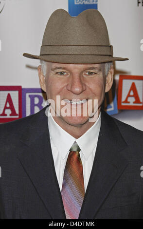 US-amerikanischer Schauspieler Steve Martin kommt bei der Weltpremiere des Films "Baby Mama" während des Tribeca Film Festivals im Ziegfeld Theatre in New York City, USA, 23. April 2008. Foto: Hubert Boesl Stockfoto