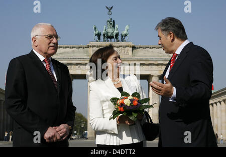 Klaus Wowereit (R) Bürgermeister von Berlin ist mit der tschechische Staatspräsident Vaclav Klaus und seine Frau Livia Klausova vor dem Brandenburger Tor in Berlin, Deutschland, 24. April 2008 abgebildet. Das ist der zweite Besuch von Klaus als Präsident in die deutsche Hauptstadt. Foto: RAINER JENSEN Stockfoto