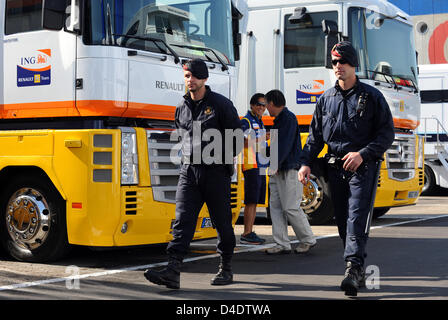 Spanische Polizisten Fuß durch das Fahrerlager auf dem Circuit de Catalunya in Montmelo in der Nähe von Barcelona, Spanien, 24. April 2008. Der Grand Prix von Spanien statt am Sonntag 27. April findet hier. Foto: GERO BRELOER Stockfoto