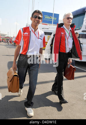 Japanische Aguri Suzuki (L), Teamchef von Super Aguri F1 Team und italienischen Daniele Audetto (R), Geschäftsführer des Super Aguri F1 Teams kommen auf dem Circuit de Catalunya in Montmelo in der Nähe von Barcelona, Spanien, 24. April 2008. Hier ist die Formel 1 Grand Prix von Spanien am 27. April stattfinden. Foto: Gero Breloer Stockfoto