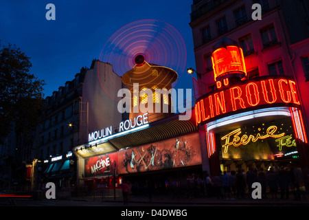 Boulevard de Clichy in Paris, Frankreich, 13. September 2012, Moulin Rouge Kabarett in der Nacht mit der Spinnerei auf dem Dach... Stockfoto