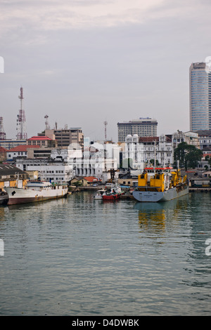 Sri Lanka Ports Authority, SLPA Colombo, Sri Lanka Colombo Port Authority Container Terminal, Portalkrane, Schiffe entladen-Boxen Stockfoto