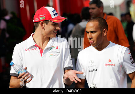 Deutsche Formel1-Fahrer Adrian Sutil von Force India (L) und britische Formel1-Fahrer Lewis Hamilton von McLaren Mercedes (R) gehen durch das Fahrerlager des Circuit de Catalunya in Barcelona in der Nähe von Barcelona, Spanien, 25. April 2008. Die Formel 1 Grand Prix von Spanien werden am 27. April hier geführt. Foto: Felix Heyder Stockfoto