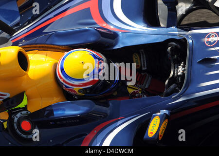 Australischen Formel1-Fahrer Mark Webber von Red Bull Racing in der Boxengasse während des ersten Trainings des Circuit de Catalunya in Barcelona in der Nähe von Barcelona, Spanien, 25. April 2008 abgebildet. Die Formel 1 Grand Prix von Spanien werden am 27. April hier geführt. Foto: Gero Breloer Stockfoto