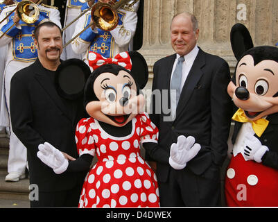 US-Kino und Fernsehen Mogul und ehemaligen Disney-Präsident und CEO Michael D. Eisner (R) und Schauspieler John Travolta gesehen während der Zeremonie zu Ehren Eisner mit einem Stern auf dem Hollywood Walk of Fame in Los Angeles, USA, 25. April 2008. Foto: Hubert Boesl Stockfoto