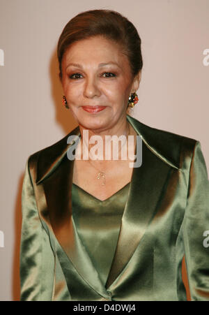 Ehemalige Kaiserin von Persien, Farah Diba Pahlavi kommt bei der "Unschuld in Gefahr"-Gala im Hotel Grand Hyatt in Berlin, Deutschland, 26. April 2008. 480 Gäste trat die Gala gegen Kinder Missbrauch im Internet übernehmen. Foto: JENS KALAENE Stockfoto