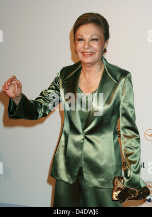 Ehemalige Kaiserin von Persien, Farah Diba Pahlavi kommt bei der "Unschuld in Gefahr"-Gala im Hotel Grand Hyatt in Berlin, Deutschland, 26. April 2008. 480 Gäste trat die Gala gegen Kinder Missbrauch im Internet übernehmen. Foto: JENS KALAENE Stockfoto