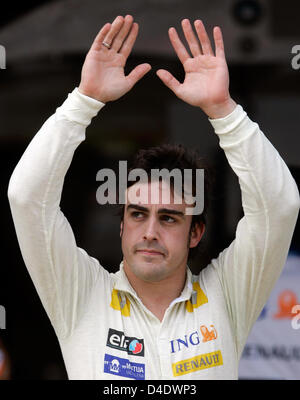 Spanische Formel1-Fahrer Fernando Alonso von Renault Wellen an seine Fans nach seiner aus der Formel 1 Grand Prix von Spanien am Circuit de Catalunya in Barcelona in der Nähe von Barcelona, Spanien, 27. April 2008 Pensionierung. Foto: MANU FERNANDEZ/POOL Stockfoto