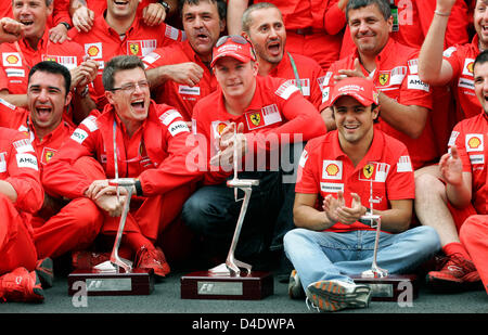 Australische Rennen Ingenieur Chris Dyer (vorne 2-L), zuerst platziert finnischen Formel-1 Fahrer Kimi Raikkonen (C) und zweiten brasilianischen Formel1-Fahrer Felipe Massa posieren für die Team-Foto der Scuderia Ferrari nach den Formel 1 Grand Prix von Spanien am Circuit de Catalunya in Barcelona in der Nähe von Barcelona, Spanien, 27. April 2008 platziert. Foto: FELIX HEYDER Stockfoto