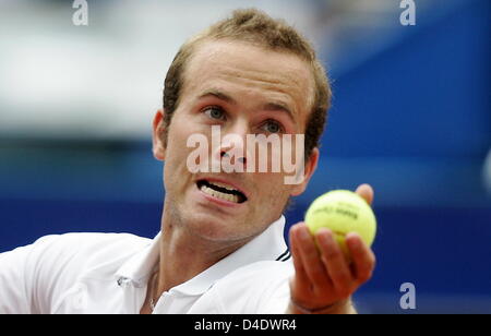 Olivier Rochus aus Belgien dient den Ball in seinem BMW Open erstes Vorrundenspiel gegen Marin Cilic aus Kroatien im Centre Court von Iphitos-Stadium in München, 28. April 2008. Cilic gewann 6: 4 und 6: 4. Foto: Matthias Schrader Stockfoto