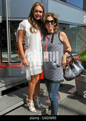 Kroatische Slavica Ecclestone, Ehefrau von F1-Boss Bernie Ecclestone und ihrer Tochter Tamara Ecclestone stehen im Fahrerlager vor dem Start der Formel 1 Grand Prix von Spanien am Circuit de Catalunya in Barcelona in der Nähe von Barcelona, Spanien, 27. April 2008. Foto: GERO BRELOER Stockfoto